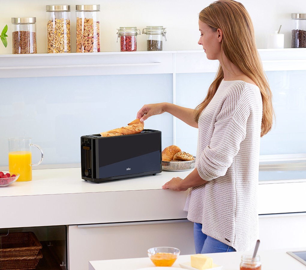 braun-purease-toaster-ht-3110-bk-4-in-use.jpg